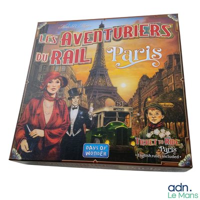 un jeu de société intitulé « Les Aventuriers du Rail : Paris », sur lequel figure l'image d'une femme en robe rouge et d'un homme en smoking