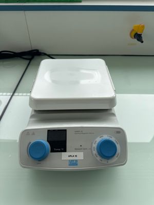 un appareil électronique blanc et bleu posé sur une table en verre