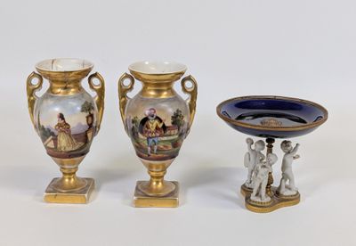 trois vases sont posés les uns à côté des autres sur une surface blanche