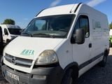 une camionnette blanche garée sur un terrain