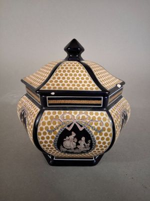SEVRES, dans le gout de, Bonbonnière en porcelaine émaillée …