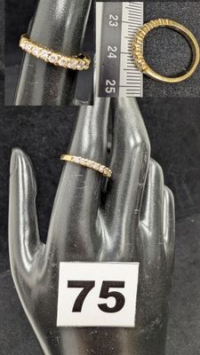 trois bagues différentes sur la main d'un mannequin, avec un mètre ruban