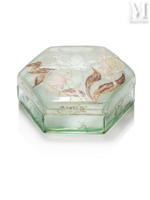 une petite boîte en verre ornée d'un motif floral