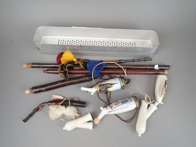 un grand nombre d'objets posés sur une table
