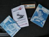Plusieurs livres sont posés sur la banquette arrière d'une voiture