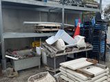 il y a beaucoup de bric-à-brac par terre dans le jardin