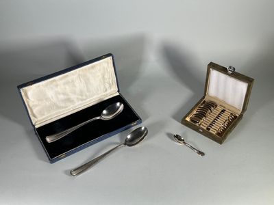 Couverts en métal argenté comprenant une paire de cuillères …