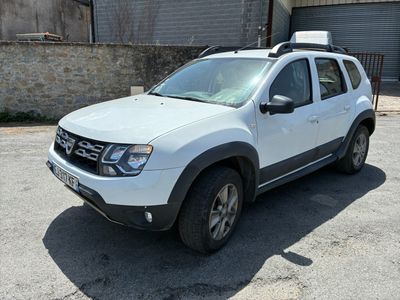 une voiture blanche garée dans un parking