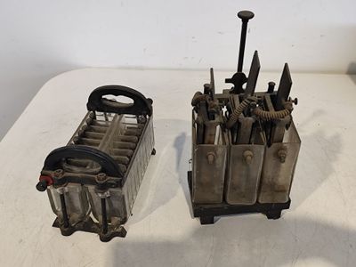 deux types d'outils différents posés sur une table