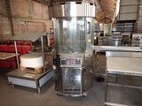 une machine qui se trouve à l'intérieur d'un bâtiment