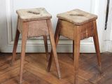 deux tabourets en bois posés sur un parquet en bois dur