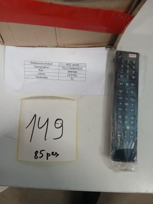 une boîte avec une télécommande et une boîte avec une étiquette de prix