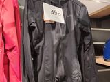 deux vestes suspendues à un portant dans un magasin