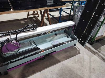 une machine posée sur une table dans une pièce