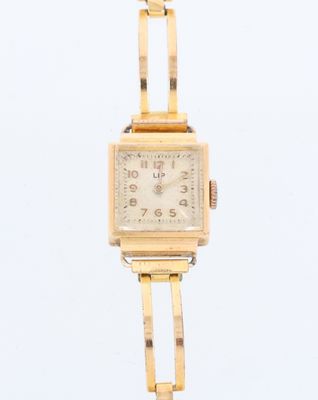 une image d'une montre-bracelet en or sur fond blanc