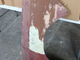 une pile de cartons et un morceau de métal par terre