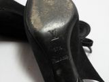 une paire de chaussures noires posées sur une table