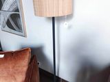 un canapé marron et un fauteuil marron dans un salon