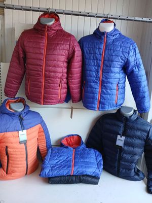 plusieurs vestes et sacs exposés dans un magasin