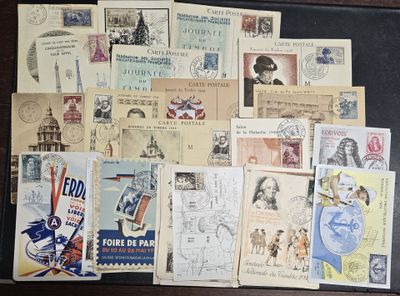 de nombreux types de cartes postales sur la table
