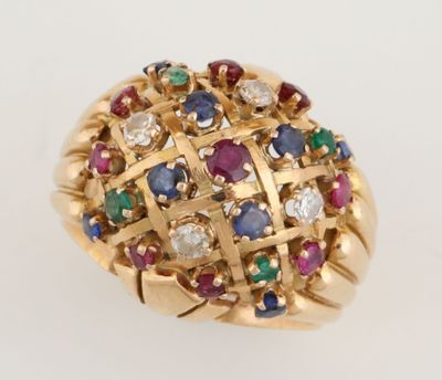 une image d'une bague en or sertie de pierres multicolores