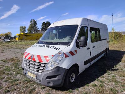 une photo d'une camionnette blanche garée dans un champ
