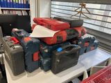 une pile de bagages posée sur une table blanche