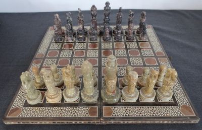un échiquier sur lequel se trouvent de nombreuses pièces d'échecs