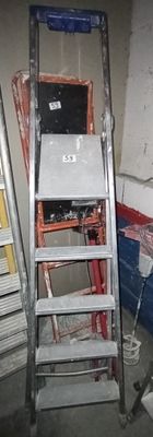 une échelle adossée au mur d'une pièce