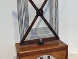 une petite radio posée sur une table à côté d'une bougie