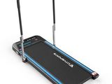 un tapis roulant motorisé noir et bleu sur fond blanc
