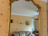 un miroir accroché au mur au-dessus d'un lavabo dans un salon