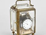 une petite boîte en verre contenant une horloge