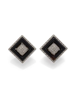 une paire de boucles d'oreilles en diamant noir et blanc sur fond blanc