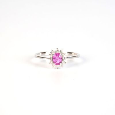 Bague en or gris 18K (750/oo), sertie en son centre d'un sap…