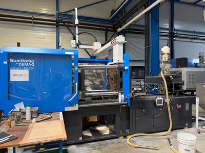 une machine qui se trouve dans un bâtiment dont la porte est bleue