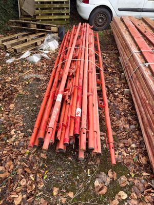 un tas de bois posé par terre à côté d'un camion