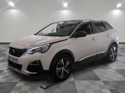 la voiture blanche est garée dans la pièce au sol en damier