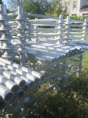 un banc fait de tuyaux, posé dans l'herbe
