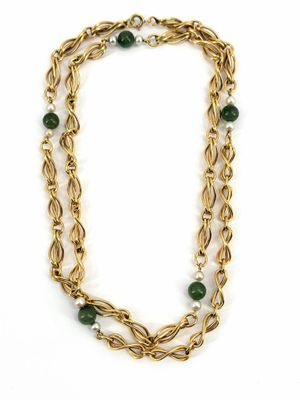 un collier en or avec des perles vertes et une chaîne à maillons
