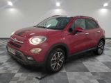 Le SUV Fiat rouge est garé dans une pièce au sol carrelé en damier.