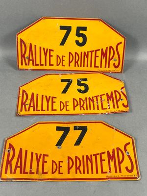 trois panneaux de signalisation jaunes et noirs sur un fond gris