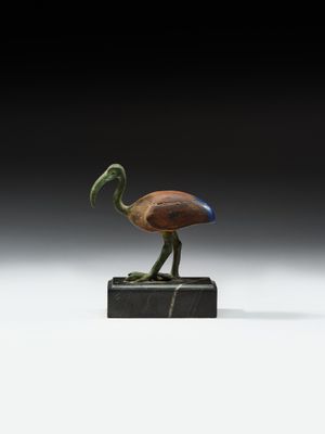 une image représentant une statue en bronze d'un oiseau posée sur un socle en marbre