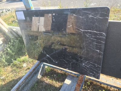 Plaque en marbre noir poli, élégamment veinée de blanc, avec…