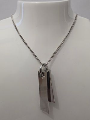 gros plan d'un collier sur un mannequin mannequin