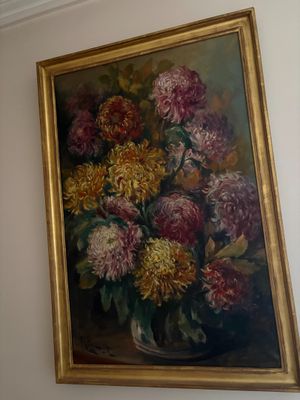 un tableau de fleurs dans un vase sur le mur