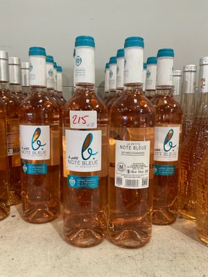 plusieurs bouteilles de vin sont alignées sur un comptoir