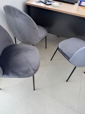 trois chaises placées devant un bureau