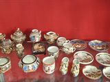 une vitrine remplie de différentes sortes de vaisselle en porcelaine