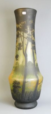 un vase avec un tableau posé sur une table